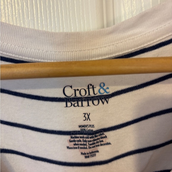 Croft & Barrow White & Navy Blue striped women's 3/4 sleeve Floral V-neck top - Picture 4 of 4